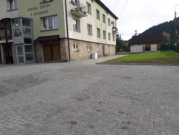 Zagospodarowanie terenu wokół budynku Ośrodka Zdrowia oraz budynku nr 142 w Koszarawie - zdjęcie2