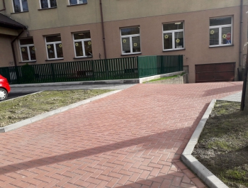 Zagospodarowanie terenu wokół budynku Ośrodka Zdrowia oraz budynku nr 142 w Koszarawie - zdjęcie3