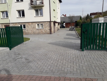 Zagospodarowanie terenu wokół budynku Ośrodka Zdrowia oraz budynku nr 142 w Koszarawie - zdjęcie4