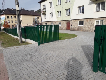Zagospodarowanie terenu wokół budynku Ośrodka Zdrowia oraz budynku nr 142 w Koszarawie - zdjęcie5