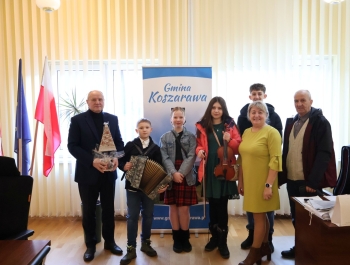 Uczniowie naszej szkoły z życzeniami świątecznymi - zdjęcie1