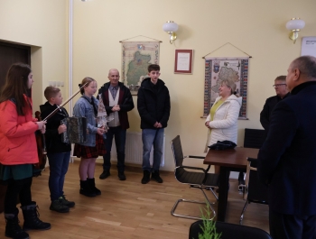 Uczniowie naszej szkoły z życzeniami świątecznymi - zdjęcie2