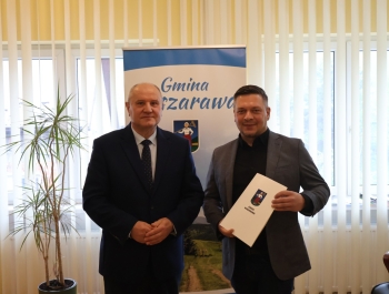 Podpisanie umowy na realizację projektu pn. „Poprawa efektywności energetycznej budynku Ośrodka Zdrowia w Koszarawie” - zdjęcie1